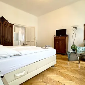 Cosy Located At Famous Kutschkermarkt Wien